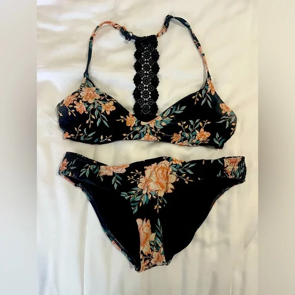 Billabong bikini! - Picture 1 of 1